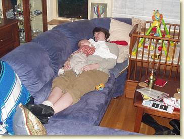 20041223-01 Samen met mama slapen op de bank